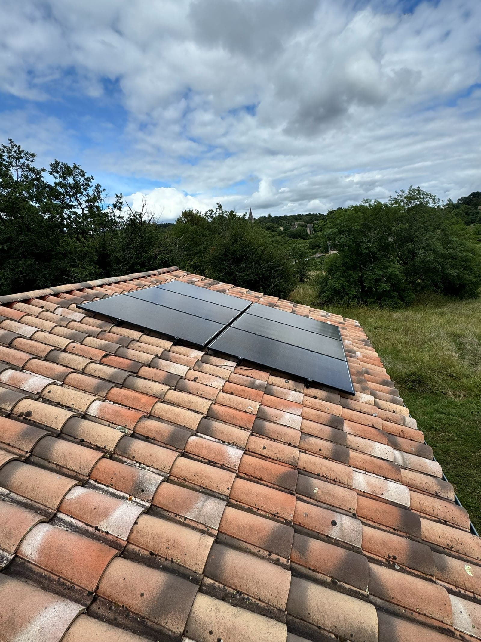 Panneaux photovoltaïques posés sur un toit en tuiles à Vaour
