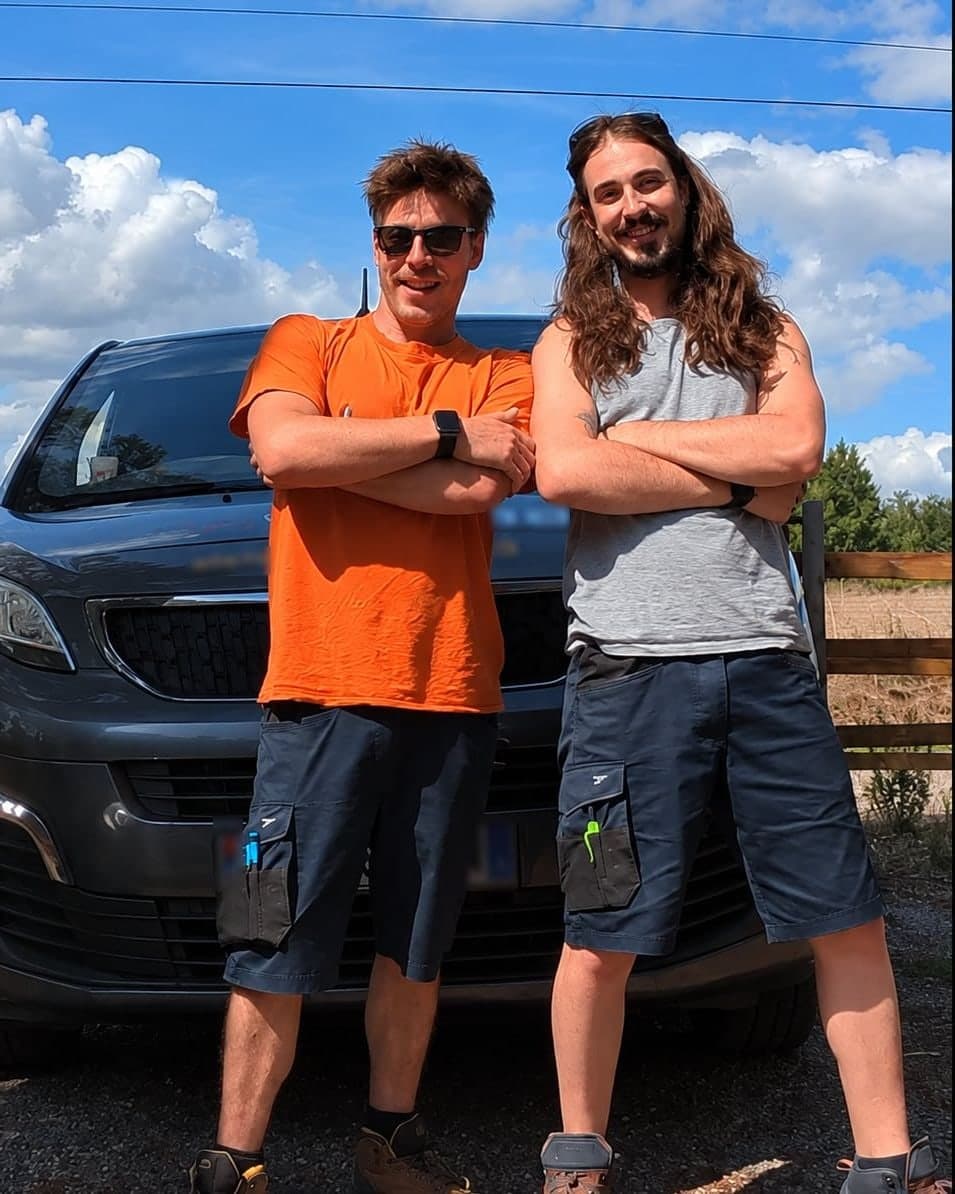 Louis et JB devant le camion Bricol'oc